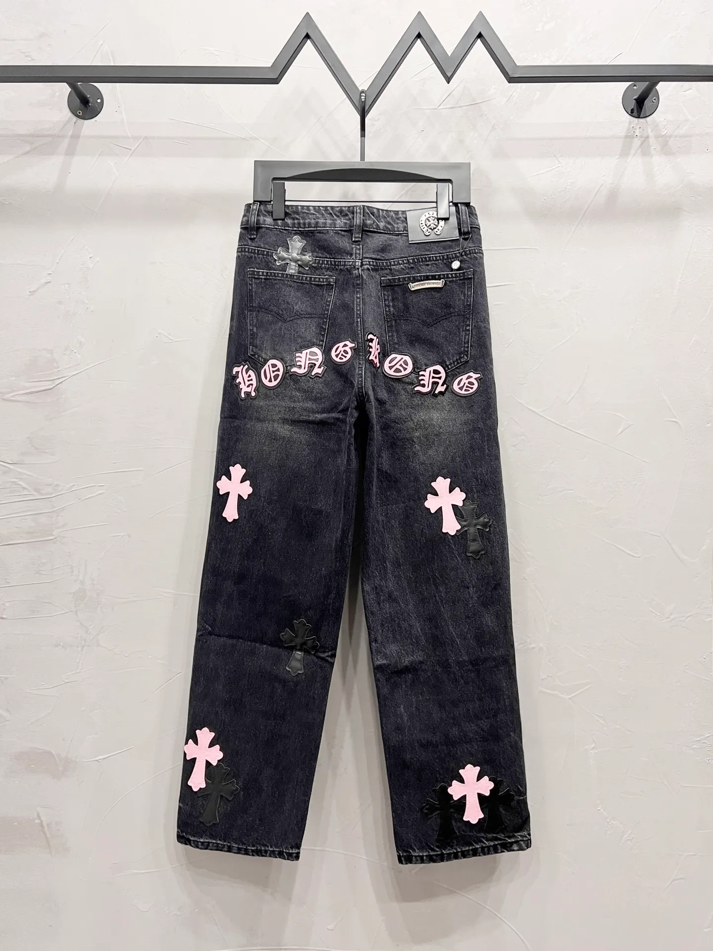 P240 Style number: [M940] Chrome hearts & Chrome hearts 25ss pink and black leather black pants cross patch leather jeans CH Chrome hearts double knee cross patch leather bo1 version logging pants straight working pants B136 Chrome hearts cross Sanskrit overalls Counter price 24W level, patchwork cross flower embellishment, high waist washed jeans! ! Absolutely high-end luxury products, 1.9W level god-level single products, super popular products, made by top heavy industry, not to be missed. About Zangyin, this is an extremely luxurious fashion brand, which can also be called the nobles of the high street. It has always been an exclusive brand of some hipsters or rich second generation. Compared with ordinary high streets, it is more luxurious and noble. Compared with luxury brands, it has a more fashionable personality and has always been a brand that I have a special liking for. Imported yarn is custom-woven into a high-density twill canvas, which ensures a crisp shape while also making the fabric feel very delicate. It follows the B01 classic shape, with a crisp and stylish upper body. The ready-made garments are stone-ground and fermented, so they can be matched with any style. Buttons and zinc-brushing are washed with genuine YKK retro metal products. Double-layered canvas on the front. Perfect details. All hardware is perfect. Size: 30-32-34-36 Color: pink and black leather and black pants